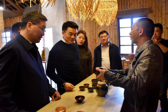 景域驢媽媽集團(tuán)董事長(zhǎng)洪清華率隊(duì)來(lái)潛山考察372.png